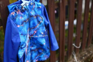 Jedna modrá klasická bunda, lze z ní udělat i výcvikovou. 💕