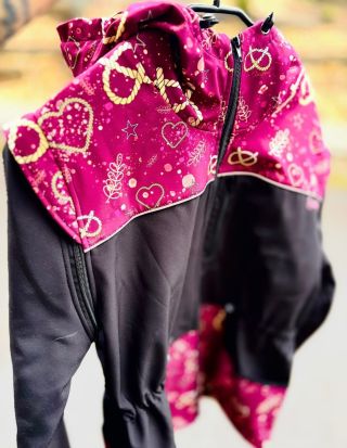 Úplná novinka a to softsheelové výcvikové bundy.😍👌🏻 Návleky na ruce, reflexní prvky, prostorné kapsy, lze zimní i zimní s...